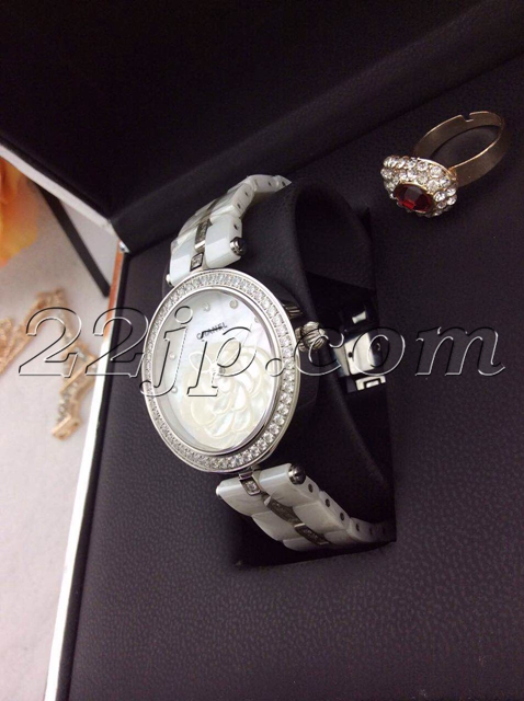 シャネル時計背面デザイン